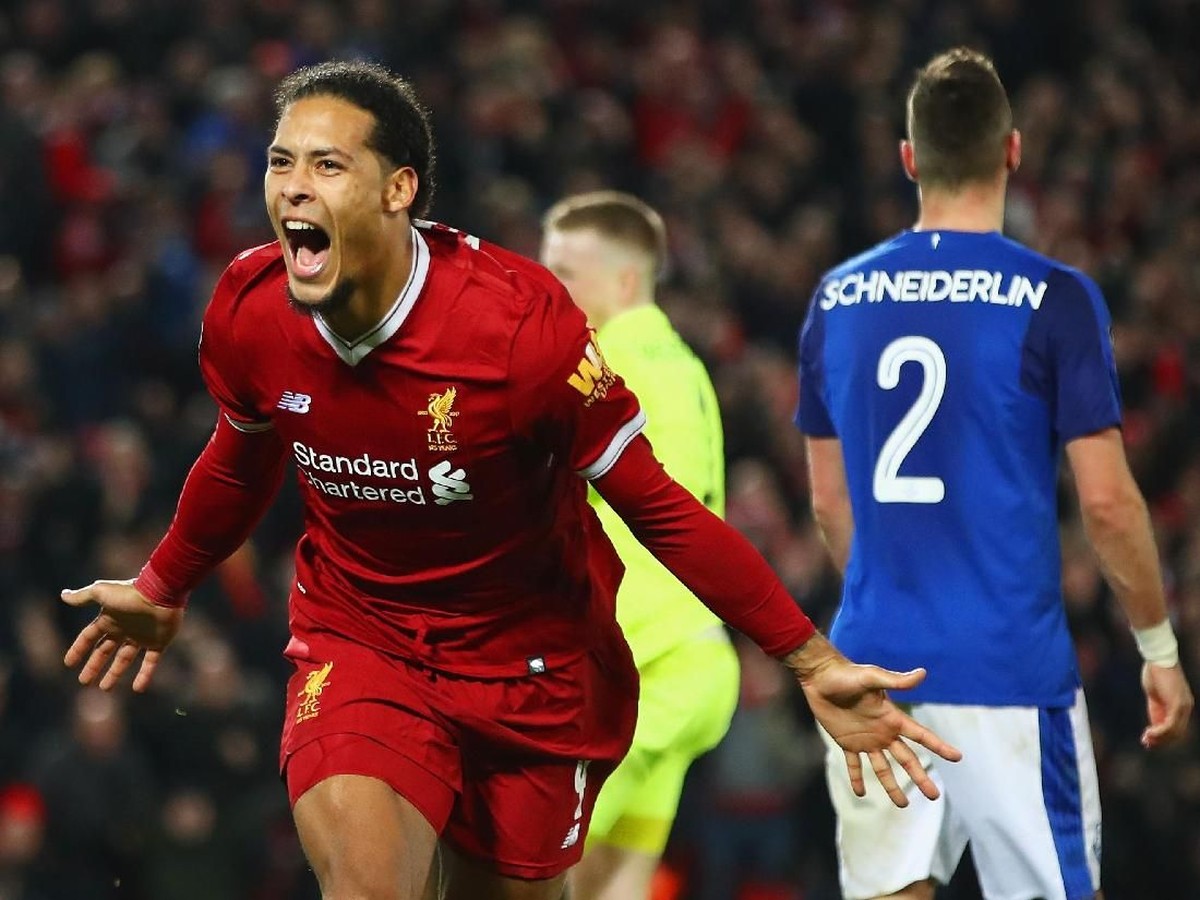 Bek anyar Liverpool, Virgil van Dijk, saat menjalani laga debut (Foto: Clive Brunskill/Getty Images)