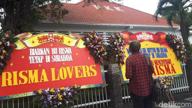 Karangan Bunga Tolak Risma Cawagub Jatim Berdatangan