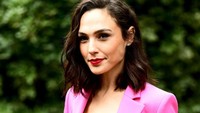 Gal Gadot bikin jatuh cinta ya, gengs! Foto: Gal Gadot (Rich Fury/Getty Images)
