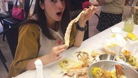 My sexy king crab leg, Nabila sedang berfoto bersama dengan kaki kepiting berukuran cukup besar.
