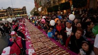 Parade roti Rosca ini penuh sesak oleh masyarakat Meksiko yang mengantre pembagian roti.