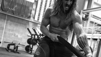 Sering mengunggah fotonya berolahraga, Jason Momoa banjir pujian dari fans. Kamu harus berperan sebagai Tarzan, tulis salah satu pengikutinya di kolom komentar. (Foto: Instagram/prideofgypsies)