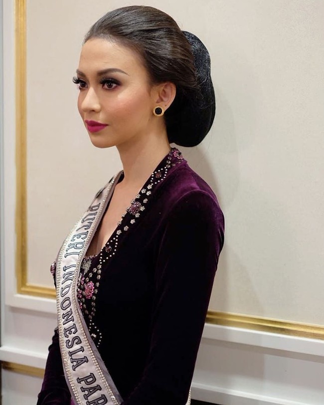 Puteri Indonesia Pariwisata 2017 Karina Nadila Niab menebar pesonanya dengan kebaya ungu, juga dirancang oleh Poppy Karim. Kecantikan yang klasik dengan sanggul Jawa yang simpel. Foto: Instagram