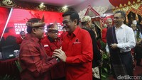 Hari ini PDIP mengumkan 6 cagub-cawagub untuk Pilkada serentak 2018. Mereka adalah Dodi Alex Noerdin-Giri Kiemas (Pilgub Sumsel), TB Hasanuddin-Anton Charliyan (Pilgub Jabar), Ganjar Pranowo-Taj Yasin (Pilgub Jateng), Karolin-Suryadman Gidot (Pilgub Kalbar), Djarot Saiful Hidayat-Sihar Sitorus (Pilgub Sumut), dan Irjen Safaruddin (Pilgub Kalimantan Timur).