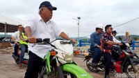 Setibanya di kompleks Bendungan Raknamo, Basuki langsung meminta untuk mengendarai motor trail. Jarak dari tempat parkir menuju ke ujung bendungan sekitar 1 kilometer.