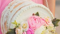Pertama kalinya dibuat pada tahun 2011. Kini koleksi tas Tudora sudah sangat banyak. Kalau yang ini terinspirasi dari wedding cake. Warna putih dengan aksen bunga dibagian tengahnya tentu bisa jadi jenis tas paling unik yang Anda punya.Foto: Ana Tudora