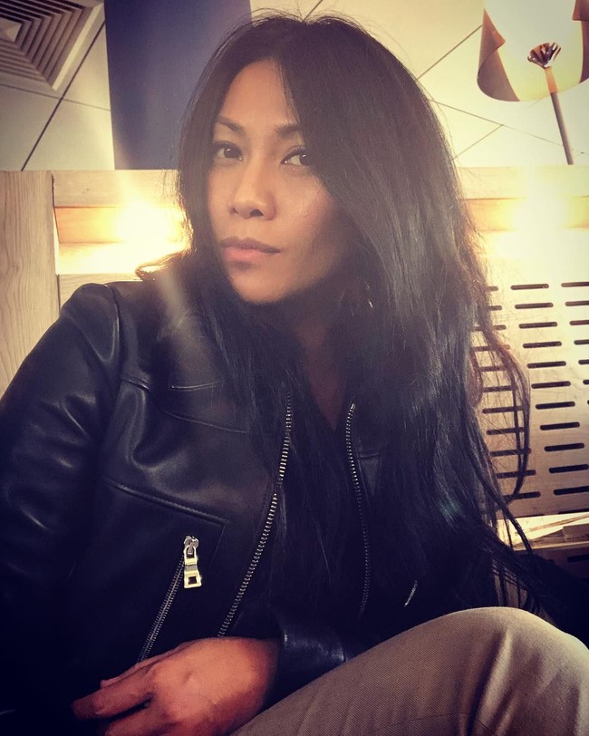 Anggun sepertinya tidak akan pernah mengubah gaya rambutnya yang hitam, panjang dan lurus. Foto: Instagram