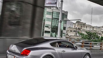 Mereka dengan enteng melajukan mobil mewah melewati jalan-jalan di Teheran, melewati kaum miskin dan mengumbar soal kekayaan mereka di Instagram, tulis Arian. Foto: Instagram @richkidsoftehran