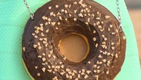 Kalau yang ini donat dengan topping cokelat yang sungguh menggemaskan. Bukan sekedar hobi membuat tas unik, kini Tudora sudah menjadikannya bisnis yang cukup menjanjikan. Foto: Ana Tudora