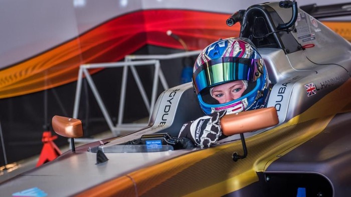 Cewek Cantik Ini Punya Ambisi Jadi Juara Balapan F1