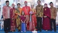 Jokowi juga pernah menghadiri resepsi pernikahan anak kepala pelayan Istana Merdeka. Jokowi yang didampingi Iriana hadir ke lokasi yang terletak di Depok, Jawa Barat, Sabtu (29/10/2016). Jokowi yang mengenakan kemeja batik warna cokelat, dan Iriana yang mengenakan kebaya warna oranye itu langsung menghampiri kedua mempelai untuk memberikan ucapan selamat. Foto: Dok. Pihak Keluarga Pengantin