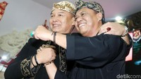 TB Hasanuddin dan Anton Charliyan malakukan salam komando setelah resmi menjadi cagub-cawagub yang diusung PDIP di Pilkada Jawa Barat.