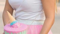 Ana Tudora, perancang asal Rumania menciptakan tas hingga dompet dengan bentuk dessert enak. Cake dengan warna pastel dan bertopping ice cream ini ternyata bisa jadi tas Anda untuk bepergian. Harga tas ini $250 atau sekitar 3,3 juta. Foto: Ana Tudora