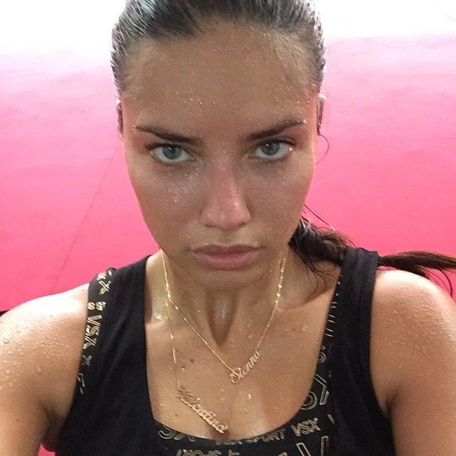 Tubuh dan wajahnya dipenuhi keringat, model Victoria’s Secret Adriana Lima tetap cantik tanpa makeup. Foto: Instagram