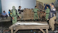 Penertiban itu dilakukan oleh sekitar 150 anggota tim gabungan Satpol PP Kabupaten Bandung, Pemerintah Kecamatan Majalaya, Anggota Koramil 090 Majalaya, dan Polsek Majalaya.