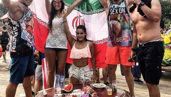 Para remaja kaya ini traveling ke luar negeri untuk menonton konser musik, namun tetap bangga mereka mewakili negaranya. Foto: Instagram @richkidsoftehran