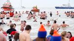 Foto: Dingin-dingin, Ribuan Warga Belgia Nyebur ke Laut