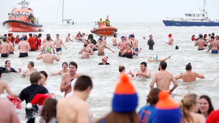 Risiko Penyakit yang Perlu Diwaspadai Jika Sembarangan Berenang di Laut (1)