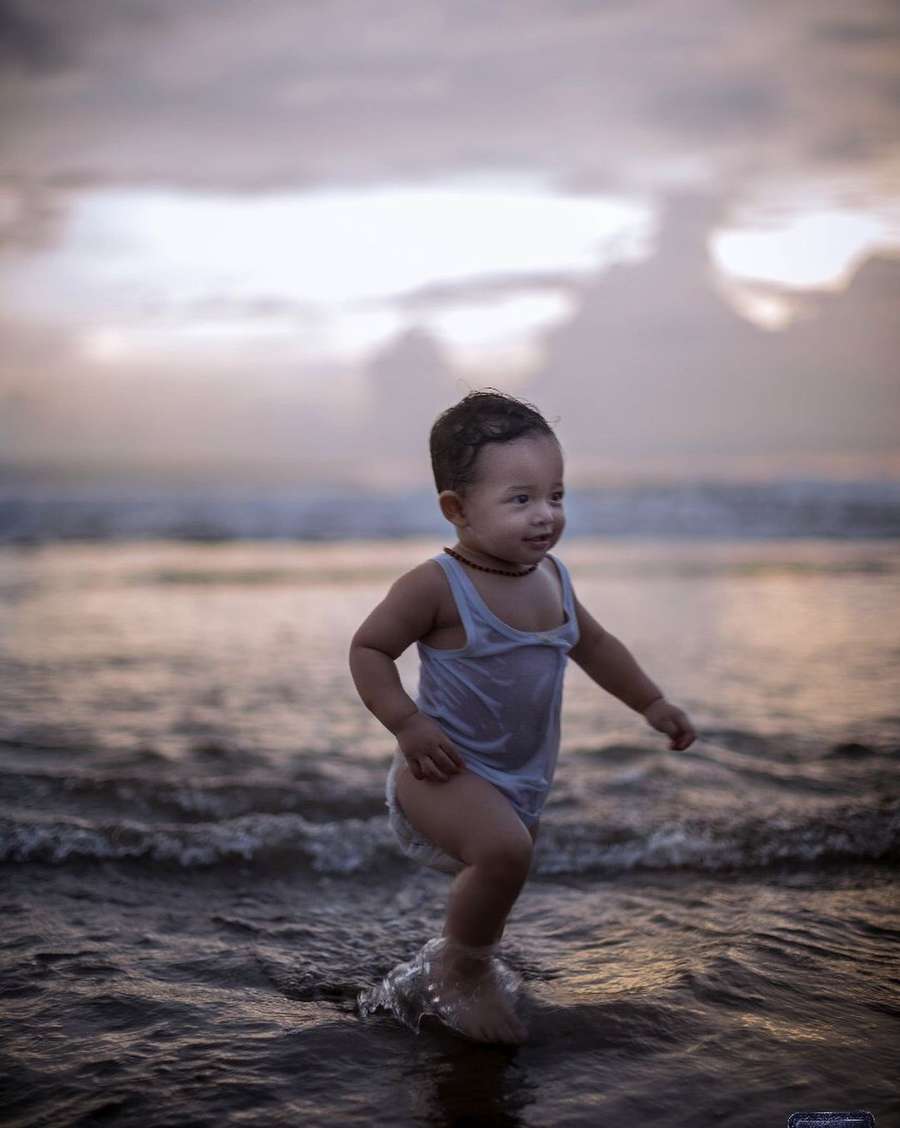 Gemas! Anak Bungsu Anang dan Ashanty Happy Main-main di Pantai