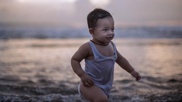 Gemas! Anak Bungsu Anang dan Ashanty Happy Main-main di Pantai
