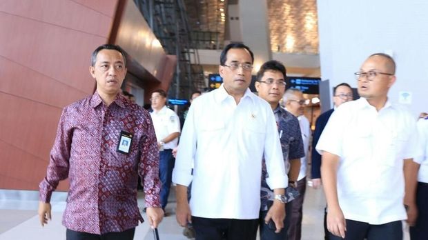  Suriawan Wakan (batik merah) dan Menhub Budi Karya (kemeja putih)