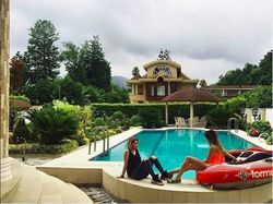 Remaja Kaya Iran yang Menuai Kecaman