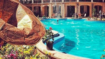 Hunian mewah yang dinikmati para remaja kaya lengkap dengan berbagai fasilitasnya, termasuk kolam renang luas. Foto: Instagram @richkidsoftehran