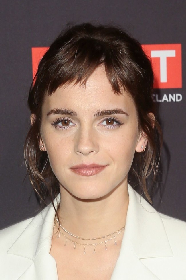 2. Emma Watson. Emma Watson juga tak sering tampil dalam film namun pesona pemain Harry Potter ini masih diingat para penggemar. Ia pun jadi wanita tercantik kedua dalam dekade ini. Foto: Jesse Grant/Getty Images