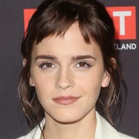 2. Emma Watson. Emma Watson juga tak sering tampil dalam film namun pesona pemain Harry Potter ini masih diingat para penggemar. Ia pun jadi wanita tercantik kedua dalam dekade ini. Foto: Jesse Grant/Getty Images