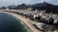 Pantai Copacabana juga tak pernah sepi dari turis. Pantai sepanjang 4 km ini jadi pusatnya atraksi wisata di Rio de Janeiro (Reuters/Ricardo Moraes)