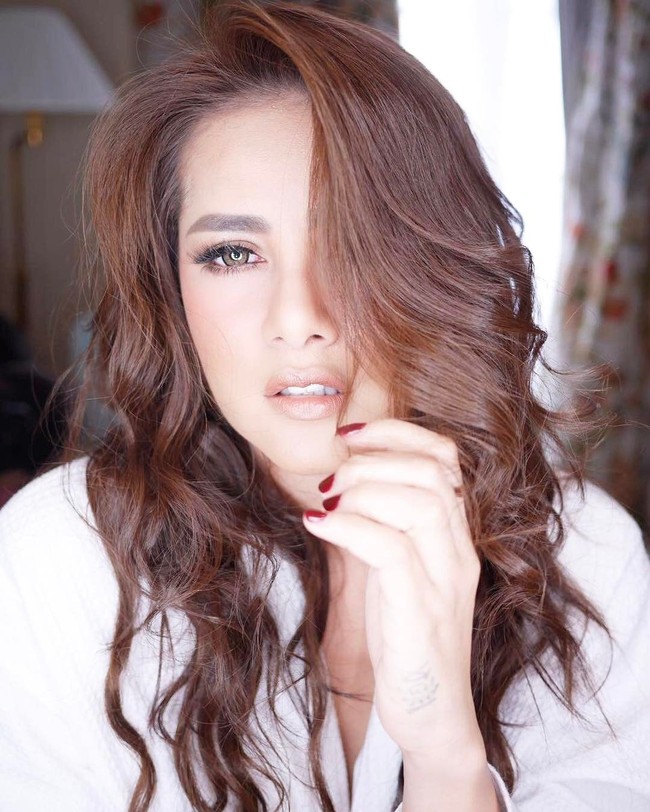 Begitu juga Olla Ramlan, yang mempertahankan rambut panjang gelombangnya. Foto: Instagram