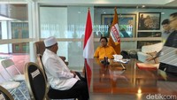 Uu sendiri baru diumumkan secara resmi sebagai pasangan Ridwan Kamil pagi tadi. Usai mengumumkan, RK dan Uu lalu roadshow menerima surat rekomendasi.