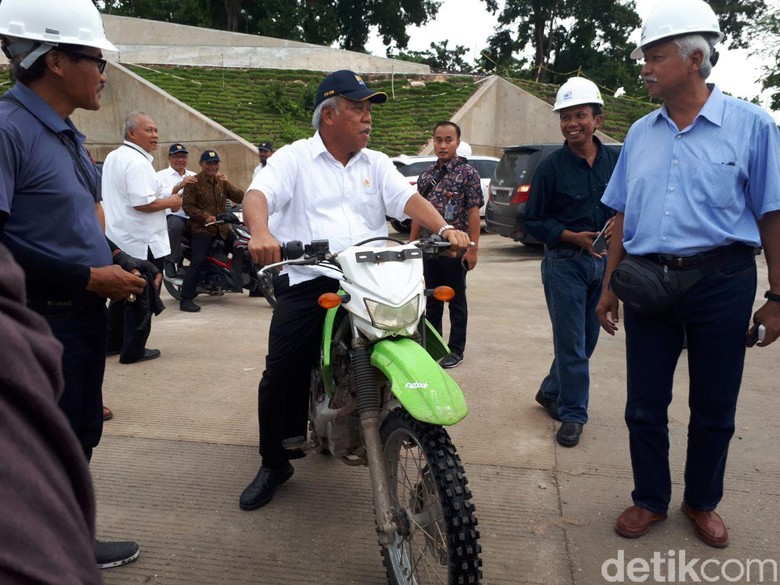 Menteri PUPR Basuki Hadimuljono mengunjungi Bendungan Raknamo. Foto: Ardan Adhi/detikFinance Menteri PUPR Basuki Hadimuljono mengunjungi Bendungan Raknamo. Foto: Ardan Adhi/detikFinance