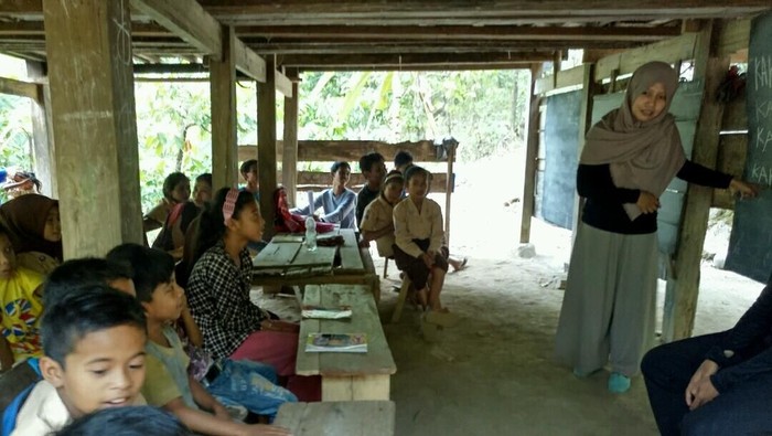 Mirisnya Pendidikan di Maros, Kolong Rumah Jadi Sekolah