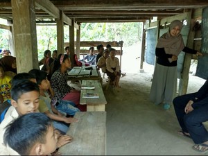 Mirisnya Pendidikan di Maros, Kolong Rumah Jadi Sekolah