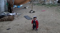 Bocah perempuan ini berdiri di depan rumahnya saat cuaca di Palestina sedang tak menentu.