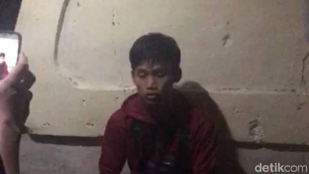 Acep membunuh arsitek Feri karena merasa tersinggung.