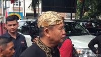  TB Hasanuddin mengaku siap dipasangkan dengan siapa saja, termasuk dengan Irjen Anton Charliyan yang juga hadir ke PDIP.  Saya dengan siapa saja, dengan anda sekalipun (wartawan), saya siap, jawab TB Hasanuddin. 