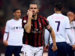 Leonardo Bonucci dilepas Juventus ke AC Milan seharga 42 juta Euro pada Juli 2017, saat usianya sudah 30 tahun. Ia hanya bertahan semusim, lalu pulang ke Bianconeri. Belakangan, ia mengakui keputusannya itu salah. Foto: Marco Bertorello/AFP