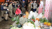 Petugas memberikan imbauan kepada para pedagang untuk tidak berjualan di zona merah.