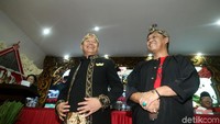 TB Hasanuddin dan Anton Charliyan juga semringah.
