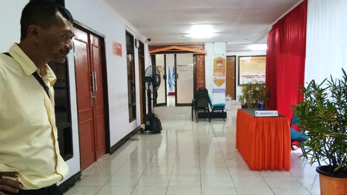 Hujan 2 Jam, KPU Makassar Tergenang Air Semata Kaki