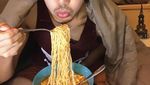 Pamer Foto Bareng Makanan, Pria Tampan Ini Bikin Netizen Gagal Fokus