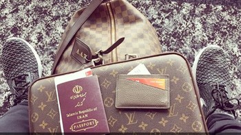 Para remaja kaya ini selalu bangga mengumumkan saat mereka kembali ke Iran setelah berpergian. Tak lupa, foto yang diupload pun menyertakan barang branded yang mereka gunakan. Foto: Instagram @richkidsoftehran