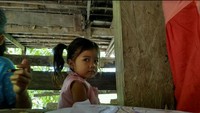 Lokasi itu tepatnya di Dusun Tanete Bulu, Desa Bonto Manurung, Kecamatan Tompo Bulu, Kabupaten Maros, Sulawesi Selatan. Hanya ada empat buah bangku panjang yang dibuat seadanya untuk digunakan siswa dari kelas 1 sampai 5. Tak jarang, beberapa siswa harus berdiri karena tidak kebagian. 