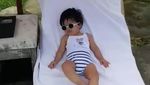 Lucu Parah! Baby Sal, Anak Rio Dewanto dan Atiqah Hasiholan Sunbathing di Bali