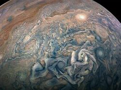 Melihat Si Planet Gas Raksasa dari Jarak Dekat