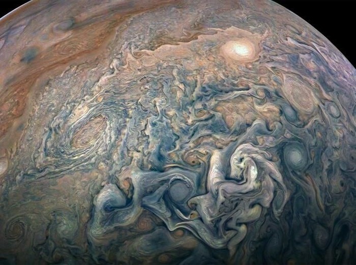 Какая самая сильная земля. Планета окутана электропроводами. Погода на Юпитера картинки красивые.