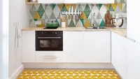 Gemas ya! Dapur bernuansa putih yang diberi pattern warna-warni ini tampil cantik. Dan tentunya tak perlu banyak memakan tempat. Foto: Istimewa