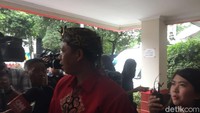 Irjen Anton Charliyan juga menghadiri pengumuman cagub-cawagub PDIP. Dia mengaku siap dipasangkan dengan Tubagus Hasanuddin yang sudah ditugaskan jadi cagub. Dia tampak memakai iket Sunda.